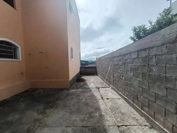 Imagem Casa Familiar com 3 Quartos, Suíte e Área de Convívio Ampliada.