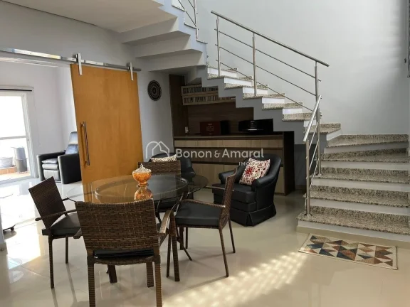Imagem Sala com dois ambientes: jantar (com armários) e estar (com lareira a gás).
Sala de TV (com armár...