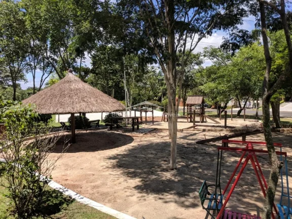 Imagem Belíssima casa em condomínio à venda, com 4 quartos, 452 m².