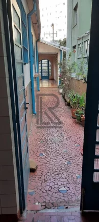 Imagem Oportunidade Imperdível: Casa Antiga em Localização Estratégica com Potencial Comercial!