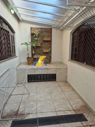 Imagem Sobrado à Venda com 300m², 3 dormitórios, 1 suíte, 2 salas e 7 vagas!!!