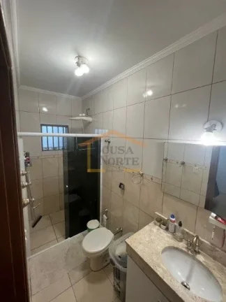 Imagem Sobrado com corredor lateral, 3 dormitÃ³rios, sendo 1 suÃ­te, pisos em madeira, sacada, rico em armÃ...