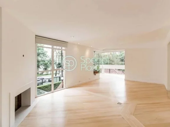 Imagem Apartamento bem amplo com muita luz natural, 220 metros, amplo living com lareira , jardim suspenso,...