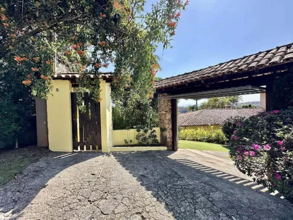Imagem Cond. Vila Velha - Rústica, TÉRREA em 4 lotes, 5 dorm/3ste, piscina!
