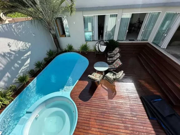 Imagem Casa de alto padrão mobiliada com 3 suítes e 2 vagas de garagem na Ressacada em Itajaí
