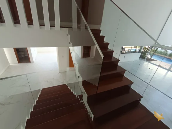 Imagem Sobrado com garagem subterranea e suite com dois closets e banheira