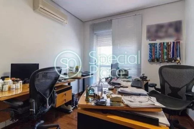 Imagem Amplo apartamento à venda com 3 quartos, sendo 3 suítes, e 4 banheiros no total. Este apartamento ...