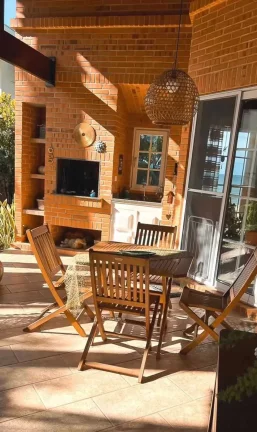 Imagem Casa alto padrão pé na areia com 3 suítes e 2 vagas de garagem no centro de Balneário Piçarras