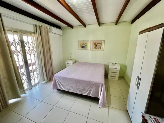 Imagem Casa mobiliada com 3 dormitórios sendo uma suíte para temporada no Centro Penha