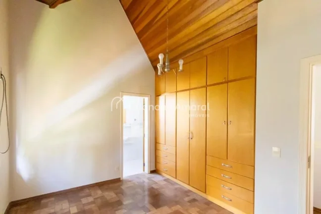 Imagem Linda e espaçosa casa no Alphaville Campinas, com área construída de 330 m². A residência possu...