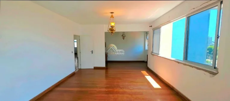 Imagem Um por andar, hall privativo e varanda com fechamento de vidro. Andar alto, vista livre para mar e