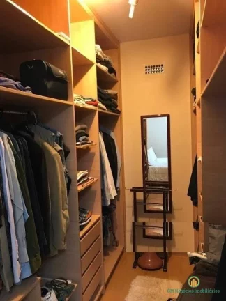 Imagem Linda Casa de 4 dormitórios, 2 suítes, 4 vagas, piscina em condomínio