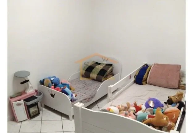Imagem Sobrado espaçoso em condomínio fechado, com 134 m² de área útil, distribuídos em 4 dormitório...
