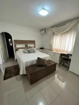 Imagem Casa 3 Dormitórios(2 S), 240,89m2 - Barreiros - São José/SC
