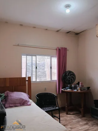 Imagem CASA AMPLA E BEM LOCALIZADA COM 4 DORMITÓRIOS