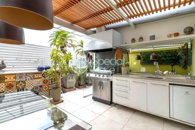 Imagem Cobertura reformadíssima com 155m² em Perdizes. Primeiro piso - sala para dois ambientes com sacad...