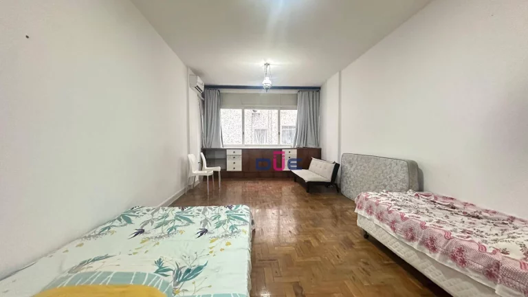 Imagem Sala living, na quadra da praia R .Arthur Assis. Pode ser dividido pois tem 50m2 de área útil com elevador e vaga R$ 305.000 - Boqueirão - Santos/SP