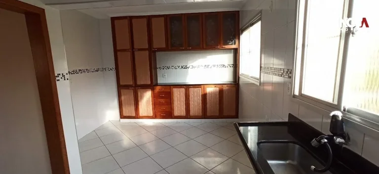 Imagem Se você não abre mão de espaço e quer a praticidade de morar a apenas 3 quadras do mar, este apa...