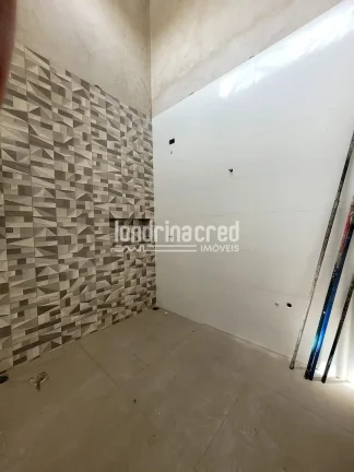 Imagem Casa nova na Zona Leste de Londrina com 98m² de área útil, 3 dormitórios (1 suíte), banheiro social, sala integrada, cozinha e 2 vagas de garagem.