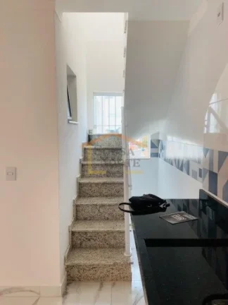 Imagem Casa em condomínio com 2 dormitórios, sendo 1 com closet, sala integrada à cozinha americana, esc...