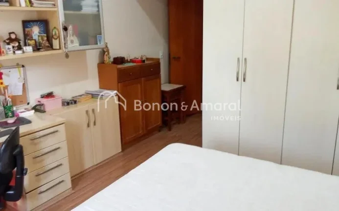 Imagem Linda e espaçosa casa com área construída de 321 m². A residência possui living para 3 ambiente...