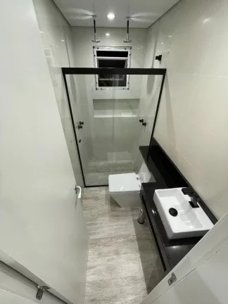 Imagem Sobrado mobiliado em condomínio fechado com Piscina, 3 quartos e Cinema no Ático, à venda, 139 m² por R$ 1.290.000 - Santa Cândida - Curitiba/PR