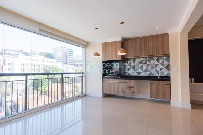 Apartamento com reforma impecável e com uma bela vista para o Campo de Marte!!! São 94m² de área...