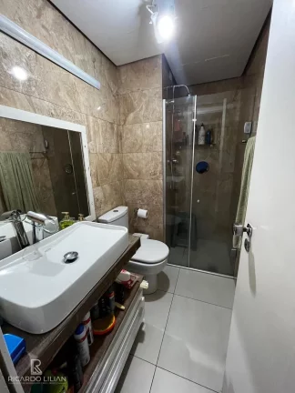 Imagem Apartamento com 2 dormitórios sendo uma suíte, 70m² de area util e uma vaga de garagem coberta.