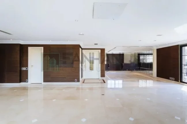 Imagem Com uma área privativa de 315m2, este apartamento luxuoso conta com um espaçoso living para três ambientes, sala de jantar e sala de almoço, além de u