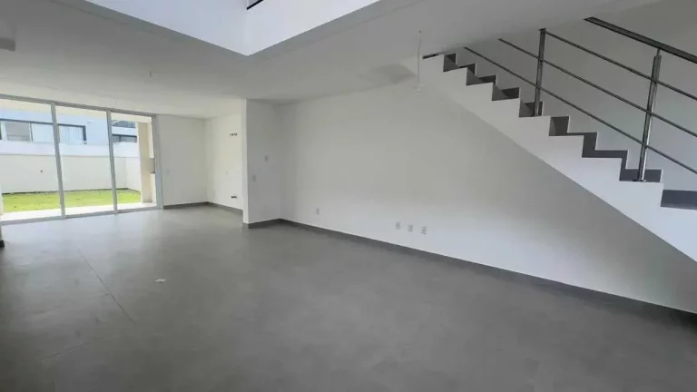 Imagem Casa com 3 dormitórios sendo 1 suíte e 2 vagas garagem - Campeche, Florianópolis/SC
