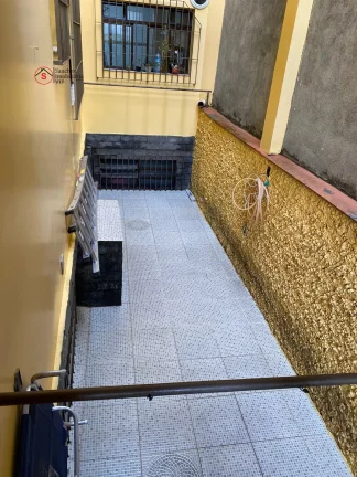 Imagem Excelente sobrado, 220 metros, 3 dormitórios, 3 vagas cobertas, portão automático, quintal com churrasqueira, rua larga e tranquila.