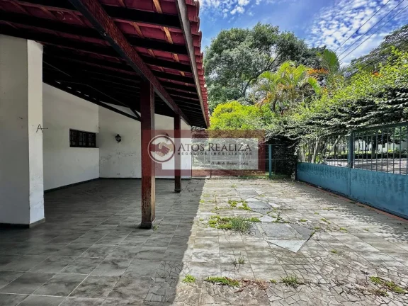 Imagem Sua Oportunidade batendo a sua Porta. Vendo casa em Interlagos 380m² com 4 quartos. VALOR VENDA: R$ 1.600.000 IPTU (anual): R$ 14.205 380 m2 útil 4 dormitórios 2 suítes 6 banheiros Sala de TV ️ Cozinha americana ️ Despensa Lavabo Lavanderia 6 vagas Churra