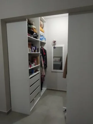Imagem Terreno com 2 Sobrados, meio lote, com suíte