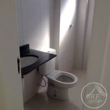 Imagem Vendo apartamento em Bairro Arreias São José SC, de três dormitórios, suíte, duas vagas livres, cozinha e área de serviço mobiliados.