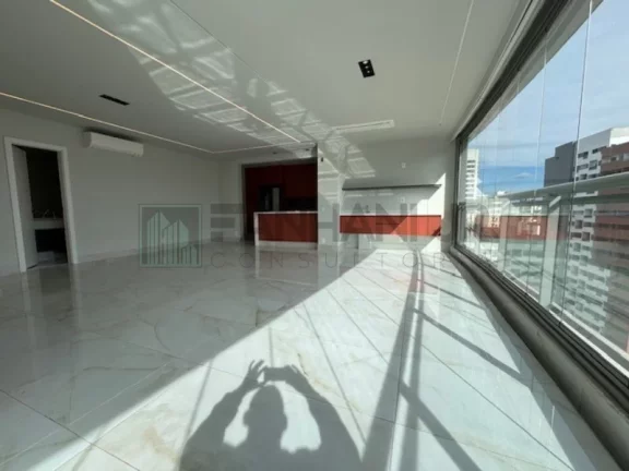 Imagem Apartamento de Luxo na Vila Nova Conceição: 2 quartos, 2 suítes, 3 salas, 3 banheiros, 2 vagas, 134m² - São Paulo-SP.