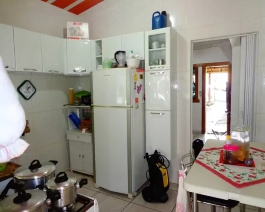 Imagem LINDA CASA EM ÓTIMA LOCALIZAÇÃO, COM SALA, COZINHA, ÁREA DE SERVIÇO, BANHEIRO, 03 QUARTOS, ÁRE...