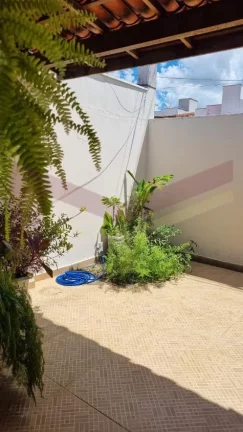Imagem CASA COM 03 QUARTOS NA MANGABEIRA