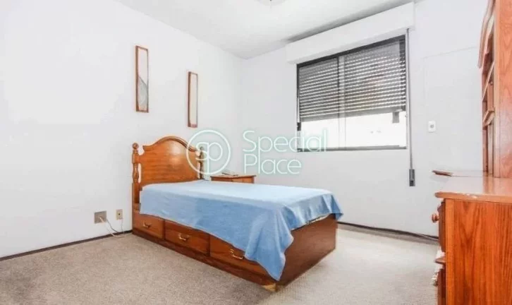 Imagem Belíssimo apartamento com 350m² de área privativa, 5 dormitórios ( 2 suítes ) e 4 vagas na gara...