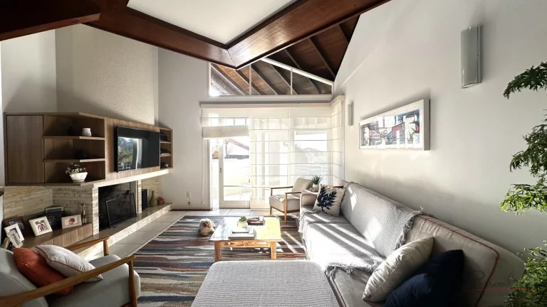 Imagem Esta linda casa em Cacupé tem tudo o que você e sua família procuram. Uma casa ampla, bem constru...