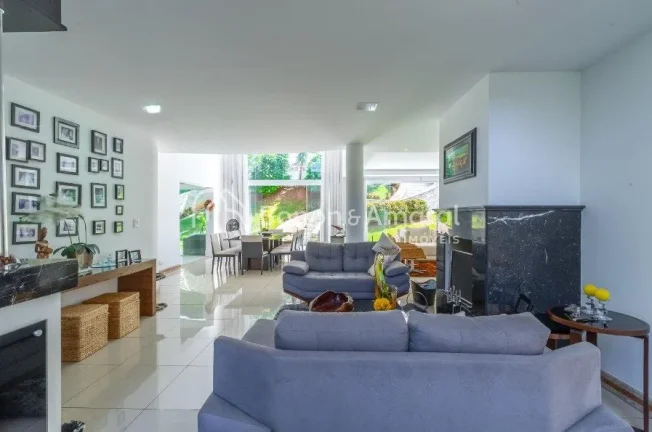 Imagem Aproveite a oportunidade de viver em uma casa encantadora, projetada por um arquiteto de renome, Aqu...