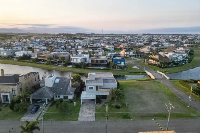 Imagem Casa de condomínio à venda em Xangri-Lá, Centro, com 4 quartos, 368m²