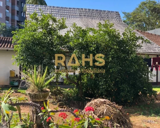 Imagem Linda casa enxaimel, de esquina com a Rua Eça de Queiroz, localizada em uma excelente área comerci...