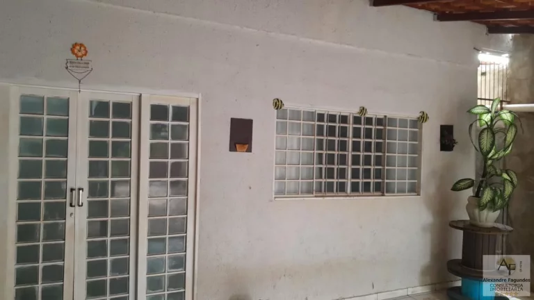 Imagem Casa para Venda em Aparecida de Goiânia, Vila Brasília, 3 dormitórios, 1 suíte, 2 banheiros, 5 vagas