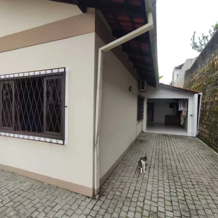 Imagem Casa mobiliada com 2 dormitórios e 2 vagas de garagem no bairro Floresta em Joinville