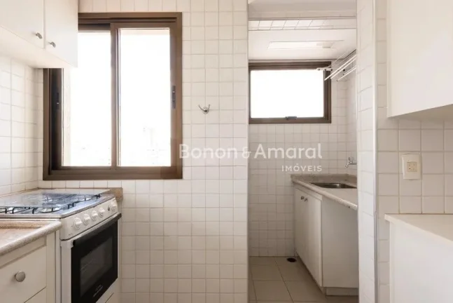 Imagem Com 81 m², o imóvel possui dois pavimentos: No pavimento inferior contém sala para dois ambientes...