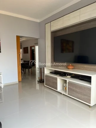 Imagem Sala com dois ambientes: jantar (com armários) e estar (com lareira a gás).
Sala de TV (com armár...