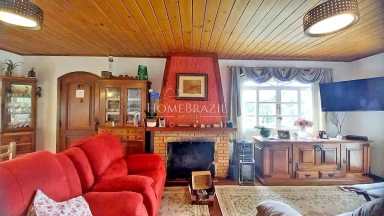 Imagem Sobrado à Venda na Vila Inglesa em Campos do Jordão | Amplo Jardim e Excelente Insolação