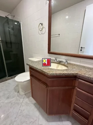 Imagem Vendo 2Q(1S), depend, 2 vagas, na Praia da Barra, alto, nascente, cozinha grande, área serviço, ônibus, clube, tênis, squash, skate, futebol,ginasio