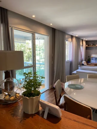 Imagem Apartamento com 3 suítes com marcenaria impecável, piso de madeira, ar condicionado e varanda gour...