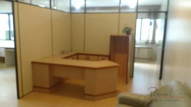 Imagem Sala comercial com área privativa de 60,79m² e área total de 101,02m². SEMI MOBILIADA. O Centro ...
